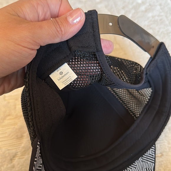Lululemon black SW20 hat - Picture 4 of 4